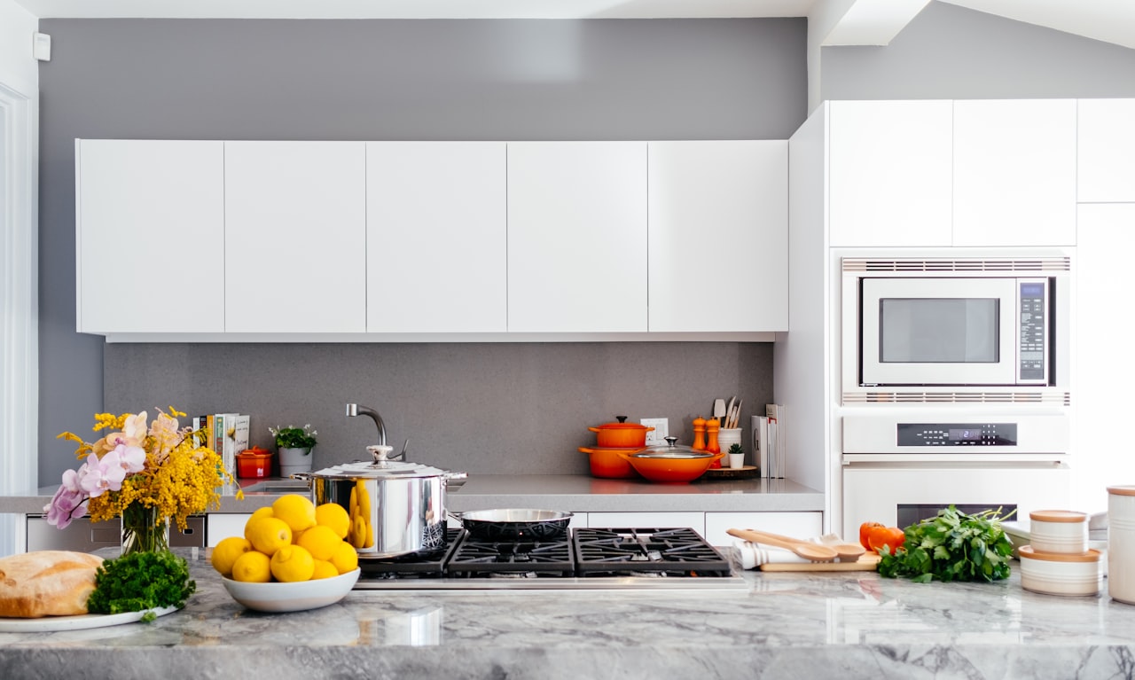 Heldere keuken met verse boodschappen