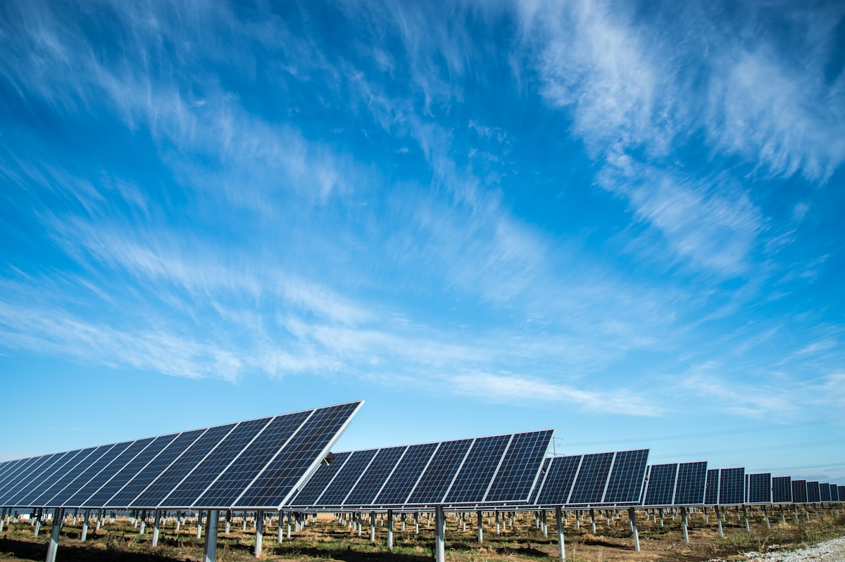 Rij zonnepanelen onder een blauwe lucht — symbool voor groene stroom