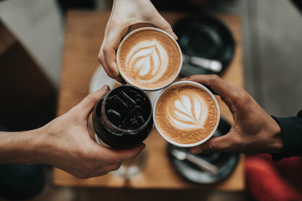 Drie vriendinnen proosten met koffie