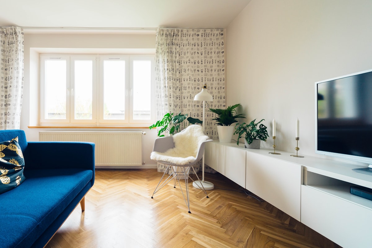 Lichte Nederlandse woonkamer met radiator onder het raam