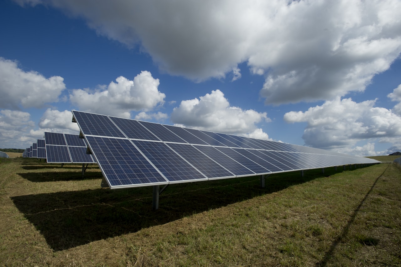 Zonnepanelen in een veld